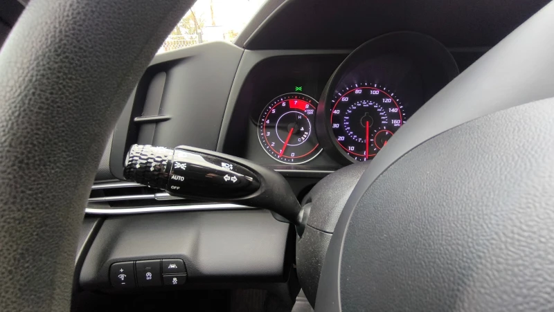 Hyundai Elantra 2.0 БЕНЗИН АВТОМАТ, снимка 13 - Автомобили и джипове - 52442186