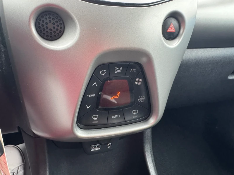 Toyota Aygo 2017 * NAVI*  1.0 VVT-i MT , снимка 14 - Автомобили и джипове - 53485547