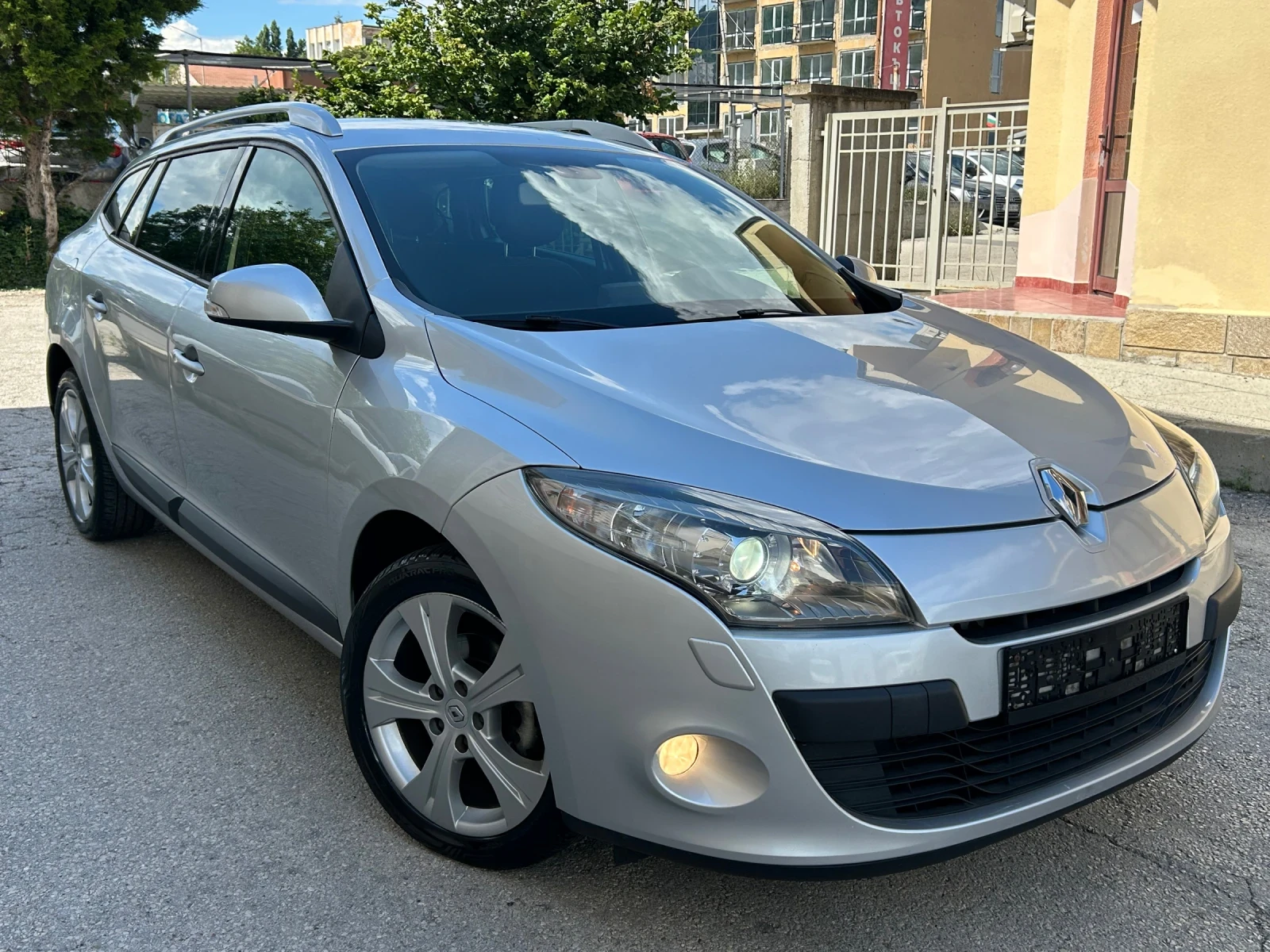 Renault Megane 2.0i XENON НАВИ, снимка 3 - Автомобили и джипове - 55415780