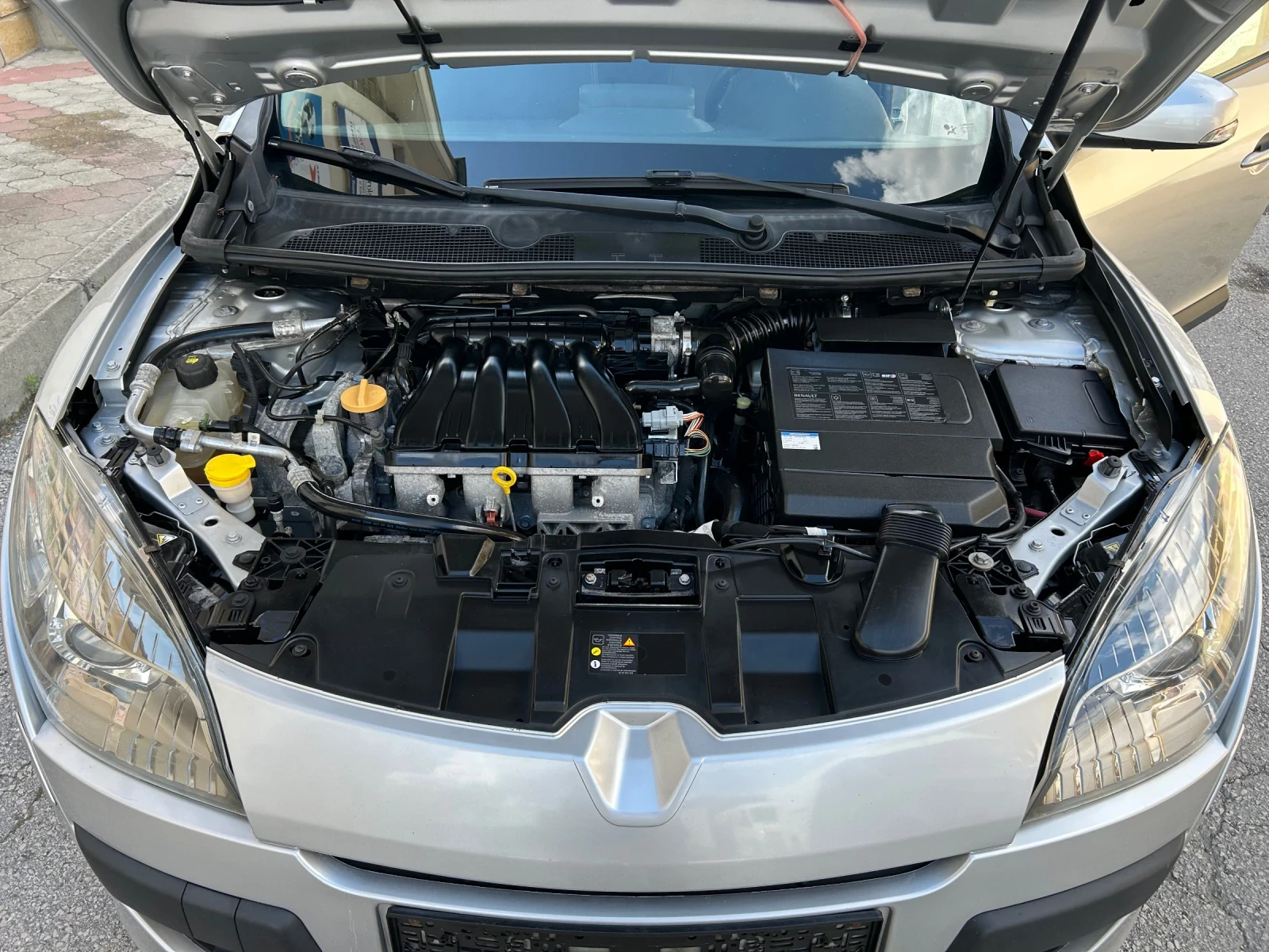 Renault Megane 2.0i XENON НАВИ, снимка 17 - Автомобили и джипове - 55415780