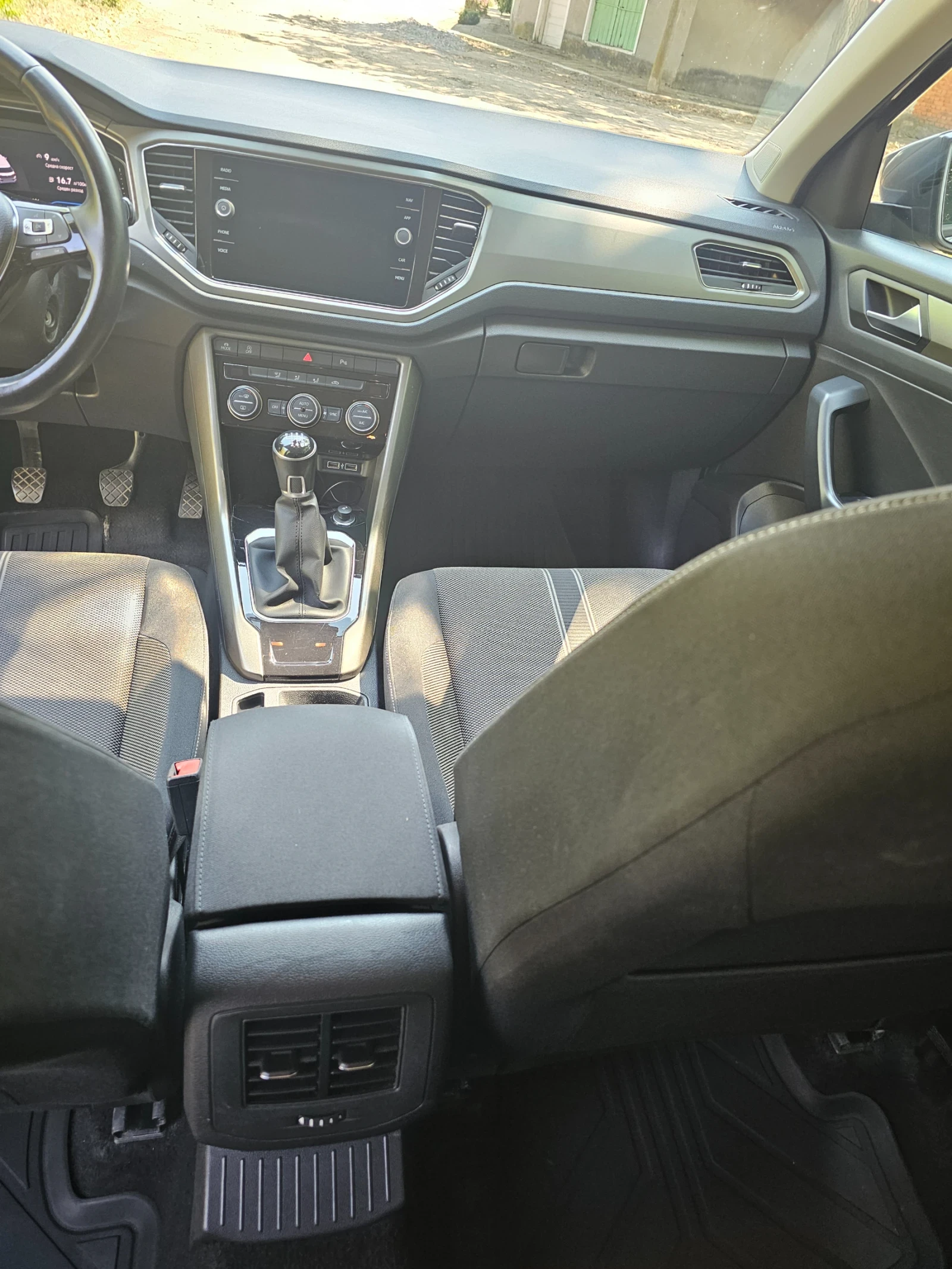 VW T-Roc 1.6 TDI, снимка 14 - Автомобили и джипове - 55602995