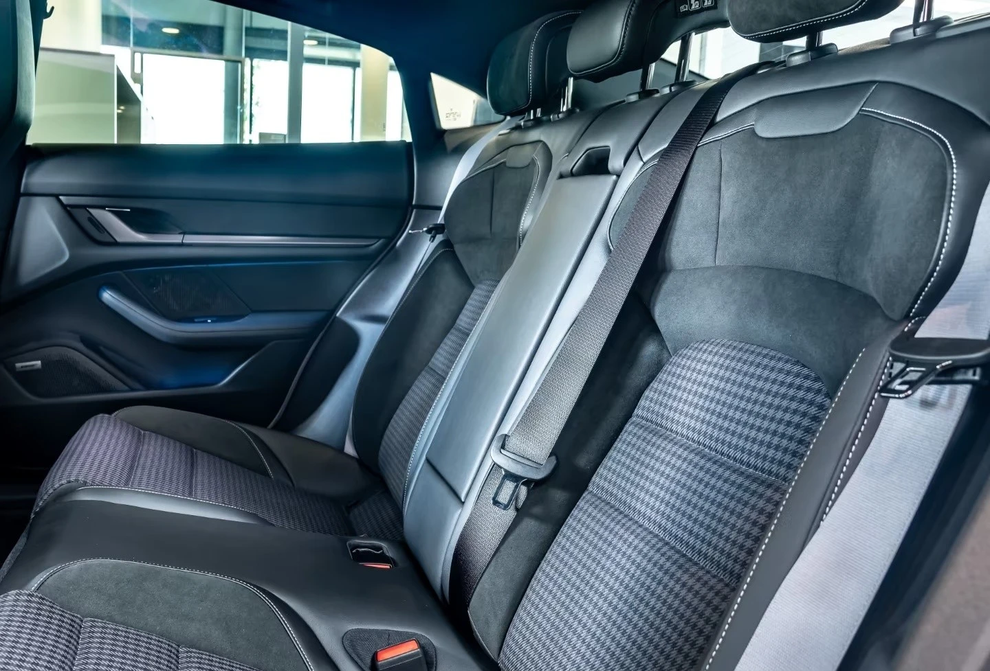 Porsche Taycan 4 SPORT-DESIGN BOSE MATRIX, снимка 12 - Автомобили и джипове - 54633139
