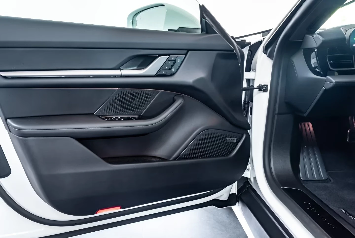 Porsche Taycan 4 SPORT-DESIGN BOSE MATRIX, снимка 10 - Автомобили и джипове - 54633139