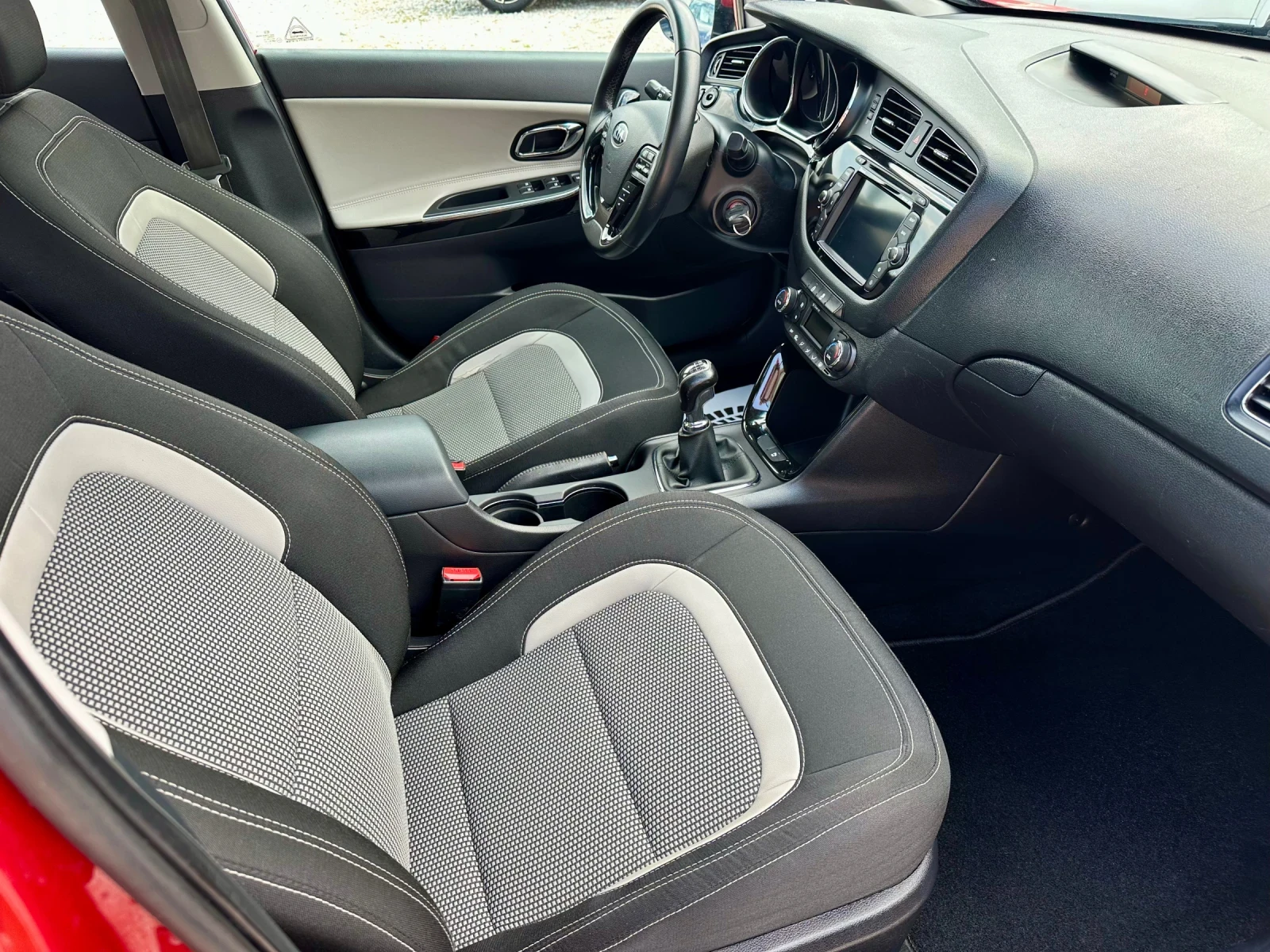 Kia Ceed 1.6бензин 135кс, снимка 10 - Автомобили и джипове - 55598935