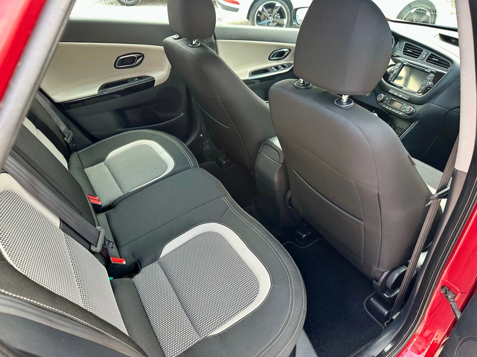Kia Ceed 1.6бензин 135кс, снимка 9 - Автомобили и джипове - 55598935
