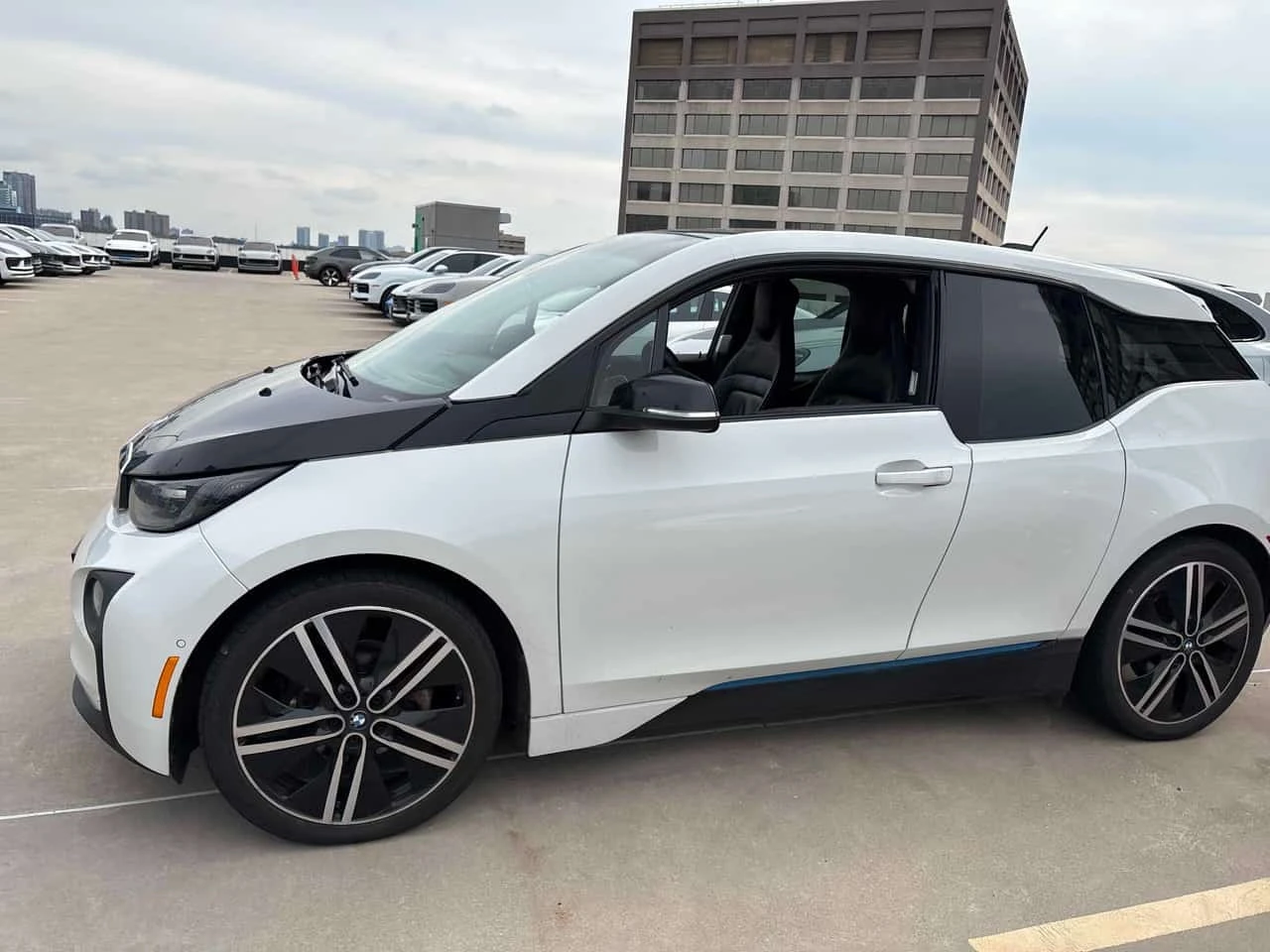 BMW i3 4dr HB w/Range Extender  CARFAX | Mobile.bg � ����������� 2