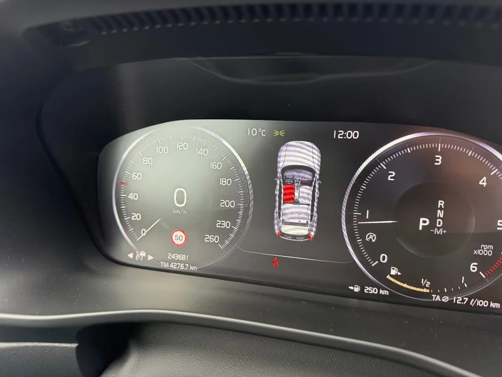 Volvo XC40  XC40 R Design AWD 2.0d Aut. 190ps DK - изображение 8