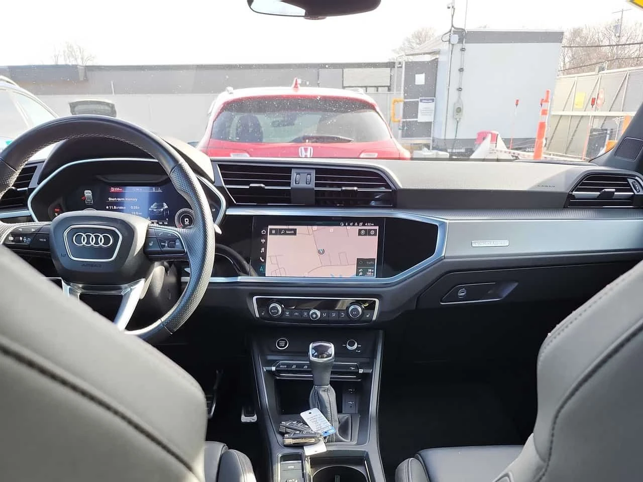 Audi Q3 * TECHNIK * PANO * 360 * CARFAX * ПОДГРЕВИ, снимка 8 - Автомобили и джипове - 54348782