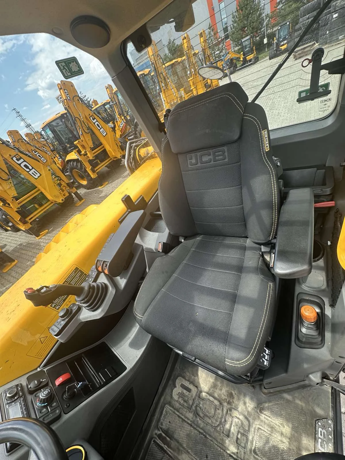 Телескопични товарачи JCB 560-80 Industry PRO - изображение 6