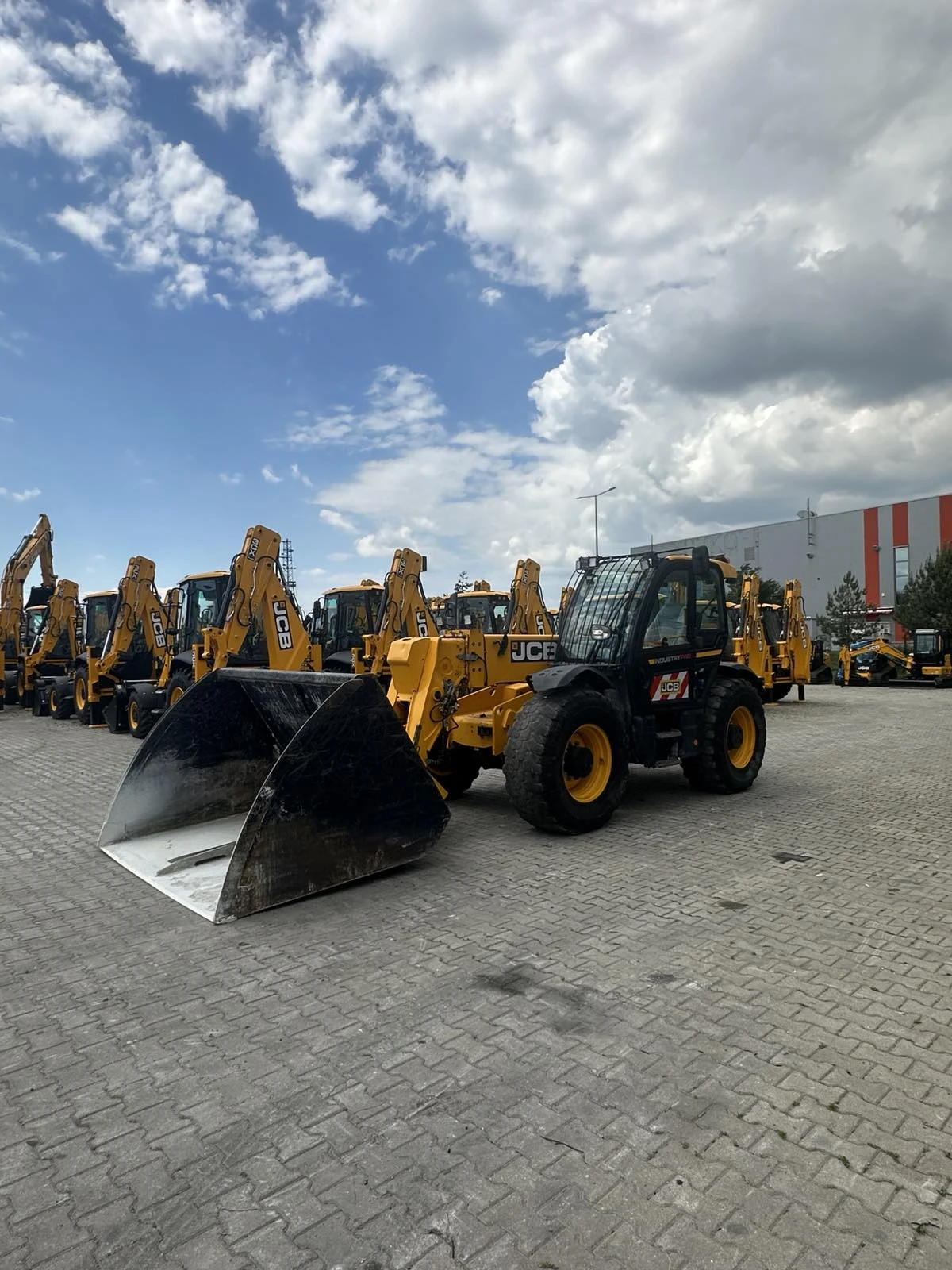 Телескопични товарачи JCB 560-80 Industry PRO - изображение 3