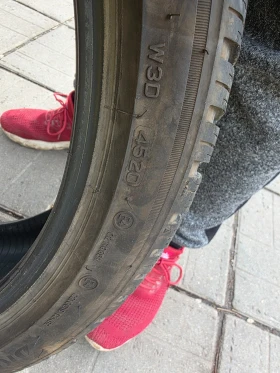 Гуми Зимни 225/40R19, снимка 2 - Гуми и джанти - 53224767