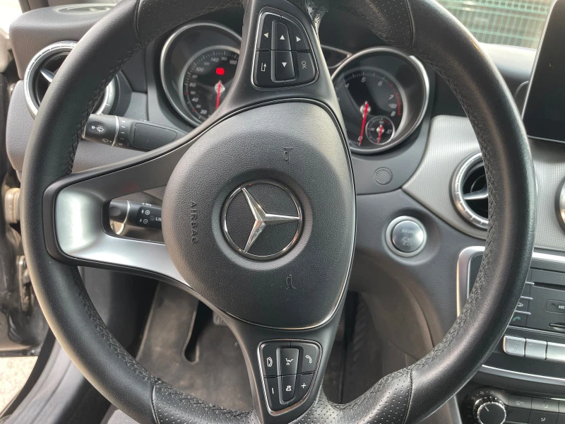 Mercedes-Benz CLA 180, снимка 9 - Автомобили и джипове - 48303008