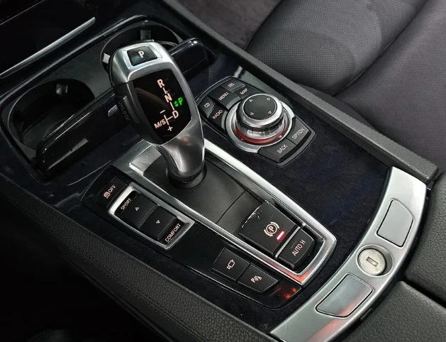 BMW 750 M Sport - изображение 8