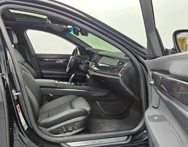 BMW 750 M Sport - изображение 10