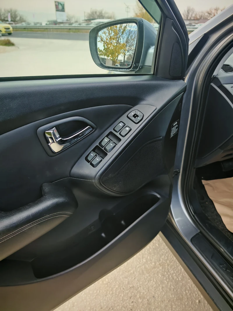 Hyundai IX35 Tucson 2.0crdi 4x4, снимка 9 - Автомобили и джипове - 52534679