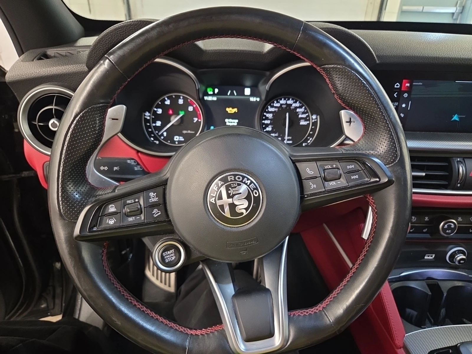 Alfa Romeo Stelvio AWD Ti SPORT* ПОДГРЕВ* AMBIENT* PANO* КАМ* BREMBO, снимка 8 - Автомобили и джипове - 55446115