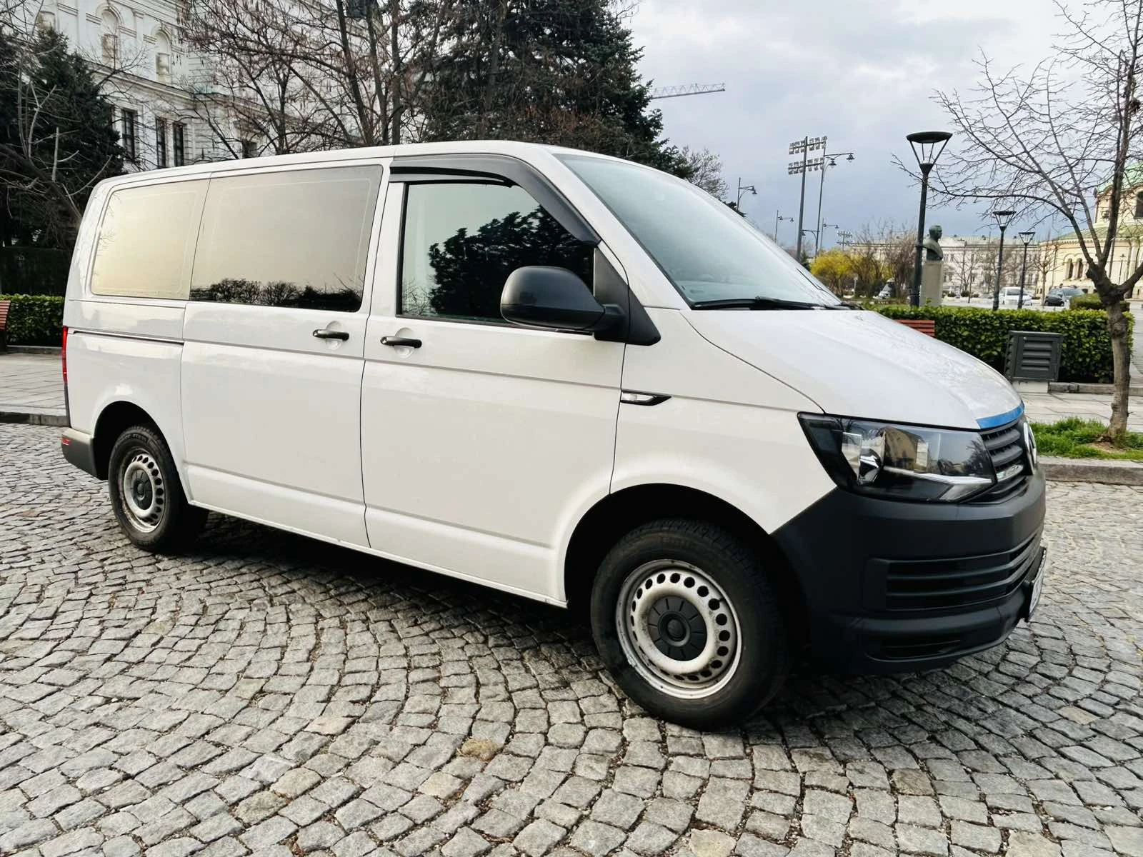 VW Transporter Т6 2, 0д 8+ 1м, снимка 3 - Бусове и автобуси - 53945016