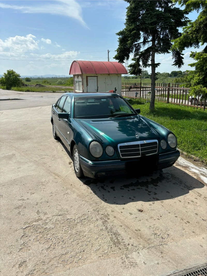 Mercedes-Benz E 220 E 220, снимка 1 - Автомобили и джипове - 47261213