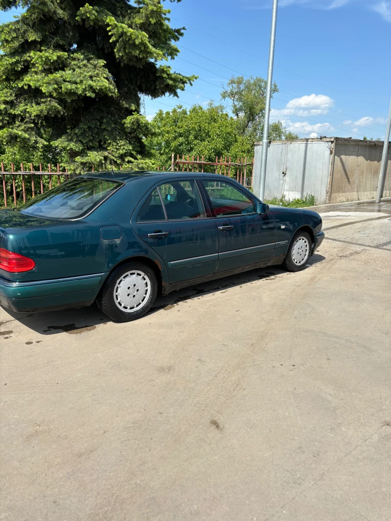 Mercedes-Benz E 220 E 220, снимка 2 - Автомобили и джипове - 47261213