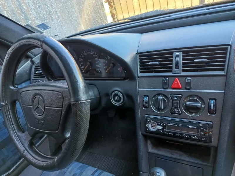 Mercedes-Benz C 180 Седан, снимка 5 - Автомобили и джипове - 52787347