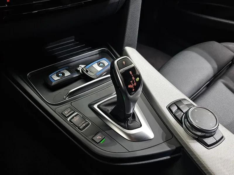 BMW 320 i, снимка 9 - Автомобили и джипове - 54592453