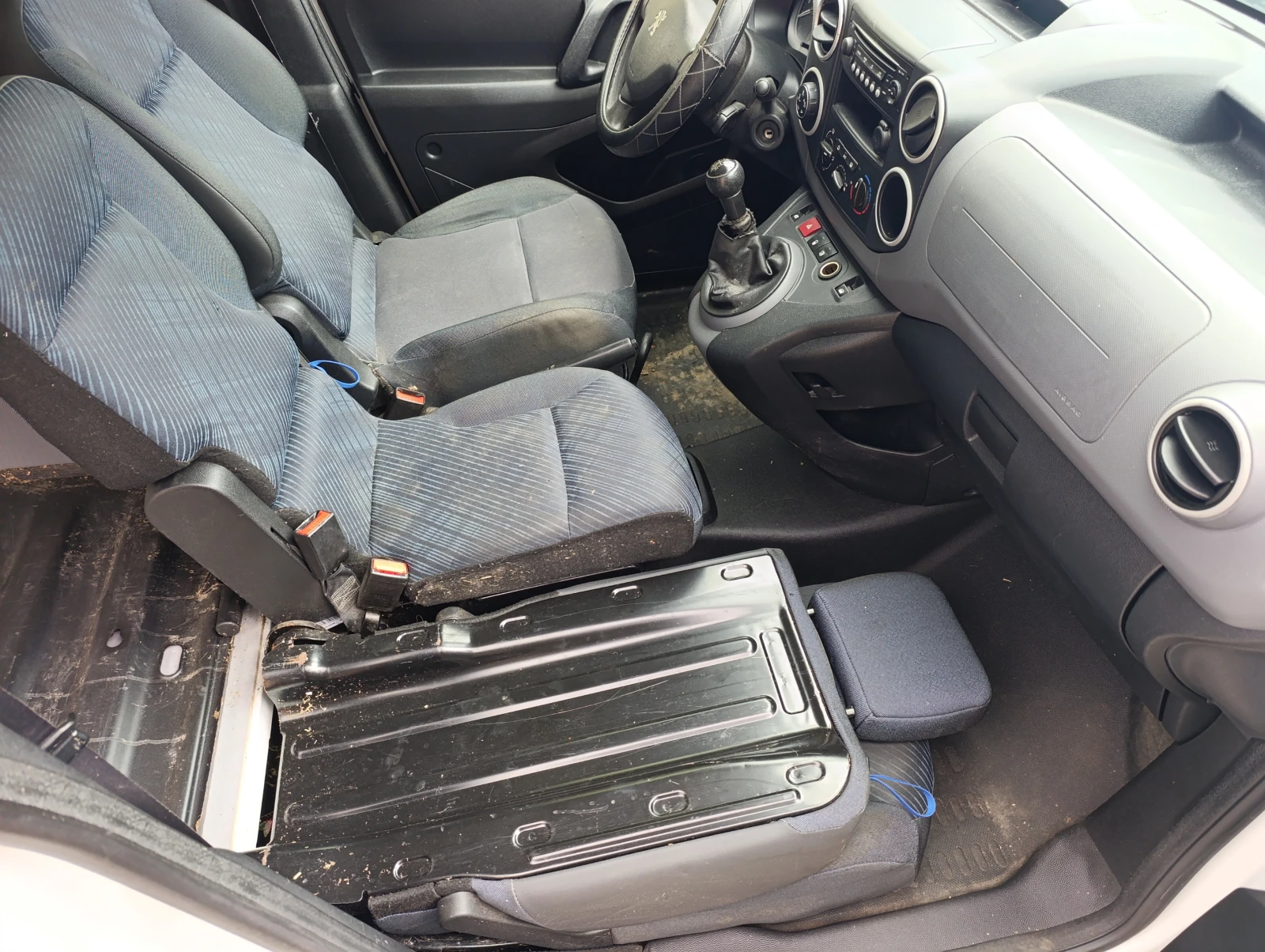 Peugeot Partner 1.6hdi maxi, снимка 16 - Автомобили и джипове - 54204690