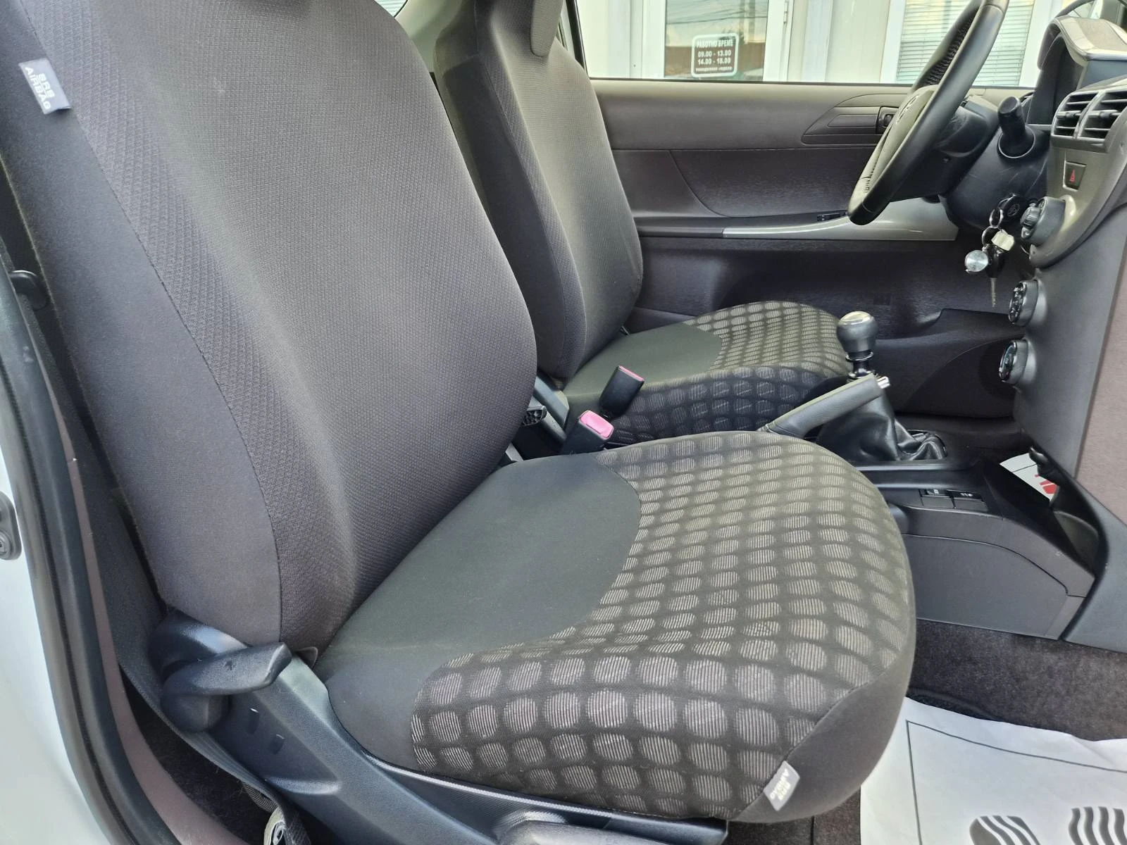 Toyota IQ 1.0i-131000km-ПЕРЛА, снимка 11 - Автомобили и джипове - 54918231
