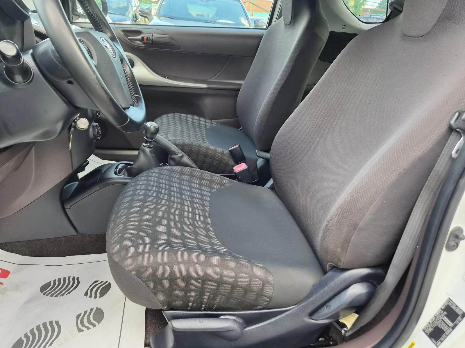 Toyota IQ 1.0i-131000km-ПЕРЛА, снимка 7 - Автомобили и джипове - 54918231