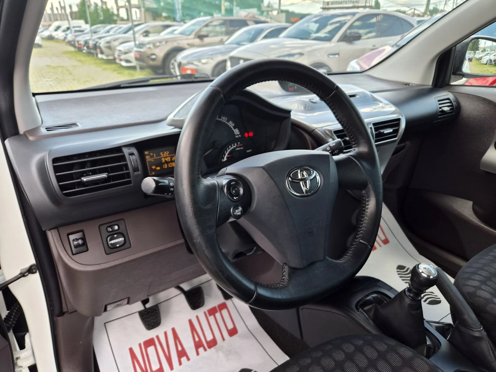 Toyota IQ 1.0i-131000km-ПЕРЛА, снимка 8 - Автомобили и джипове - 54918231