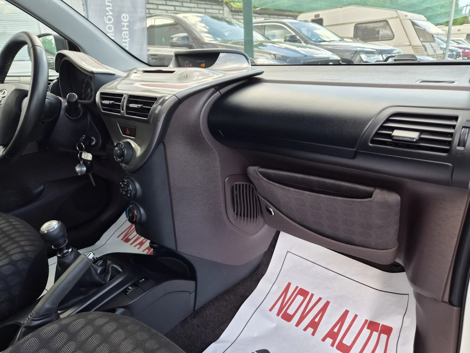 Toyota IQ 1.0i-131000km-ПЕРЛА, снимка 10 - Автомобили и джипове - 54918231
