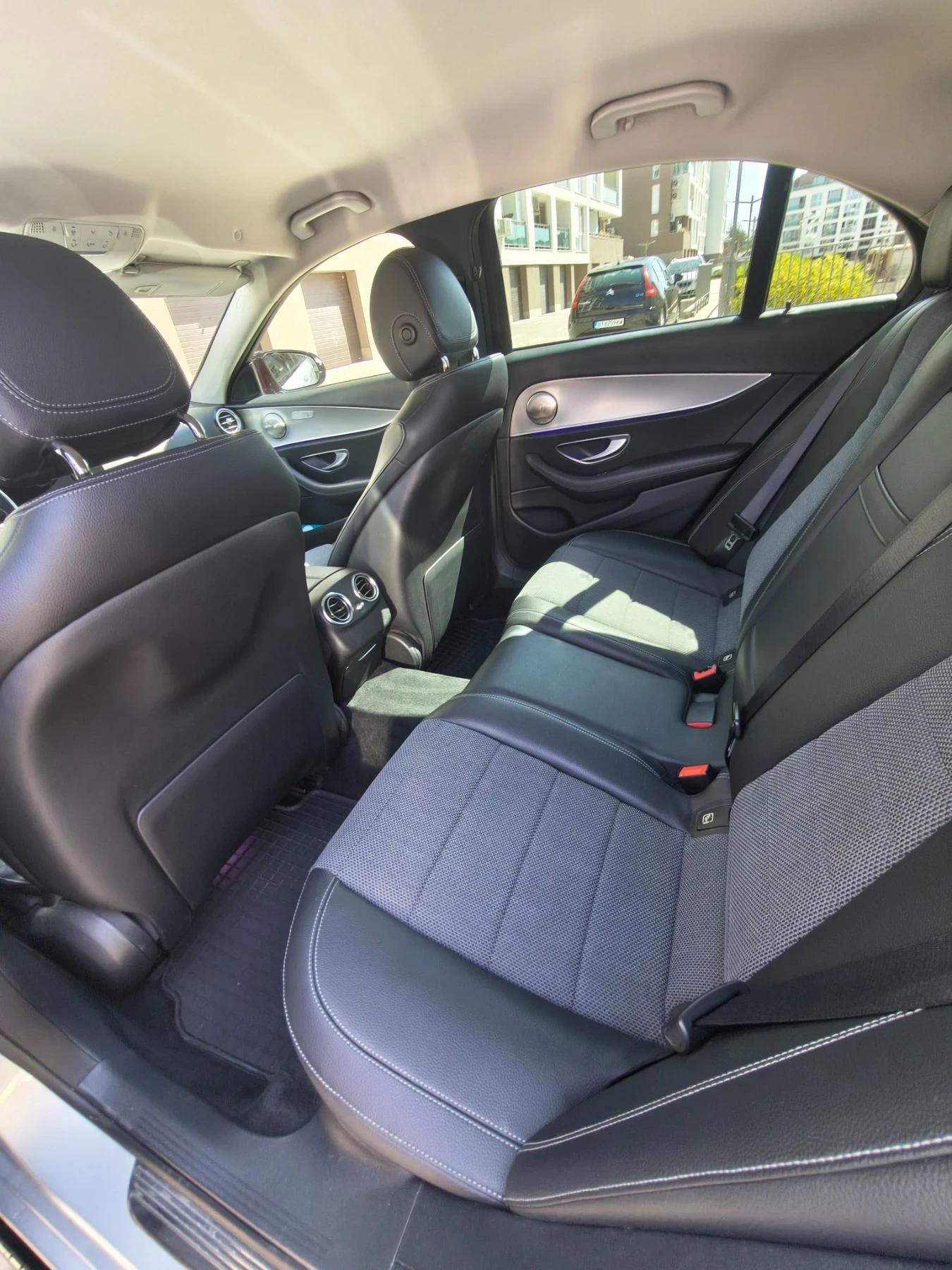 Mercedes-Benz E 220, снимка 7 - Автомобили и джипове - 55612617