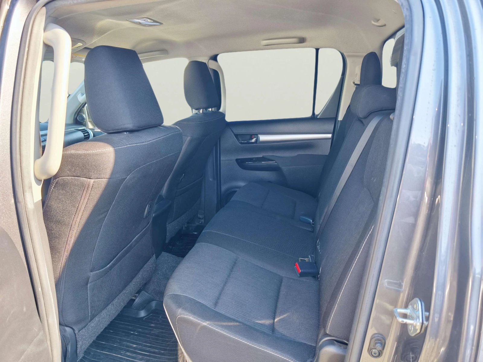 Toyota Hilux 2.4 - изображение 8