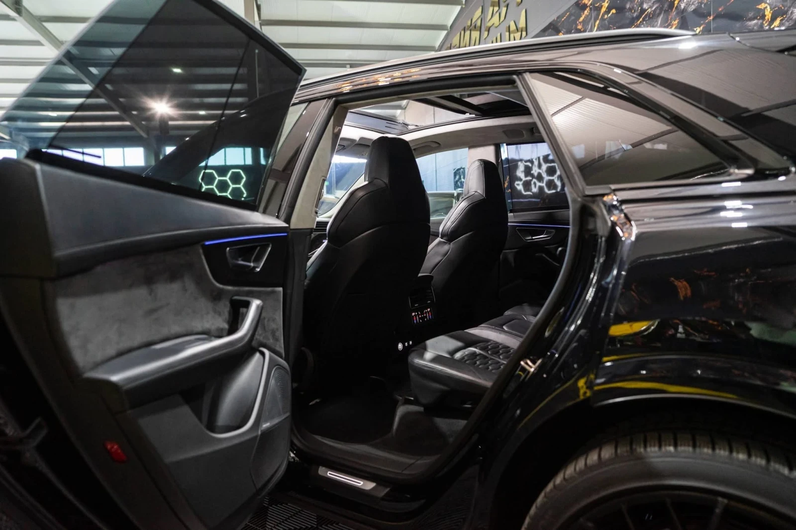 Audi RSQ8 STAGE 2 CARBON CERAMIC ПАНО B&O ЛИЗИНГ 100%, снимка 15 - Автомобили и джипове - 53844673