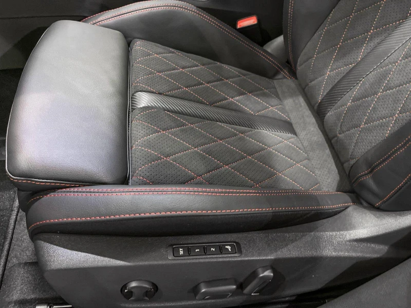 Skoda Octavia 2.0TDI* RS* MEMORY* HEAD-UP* KEYLESS* DISTR* , снимка 4 - Автомобили и джипове - 52222212