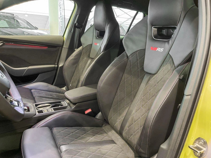 Skoda Octavia 2.0TDI* RS* MEMORY* HEAD-UP* KEYLESS* DISTR* , снимка 5 - Автомобили и джипове - 52222212