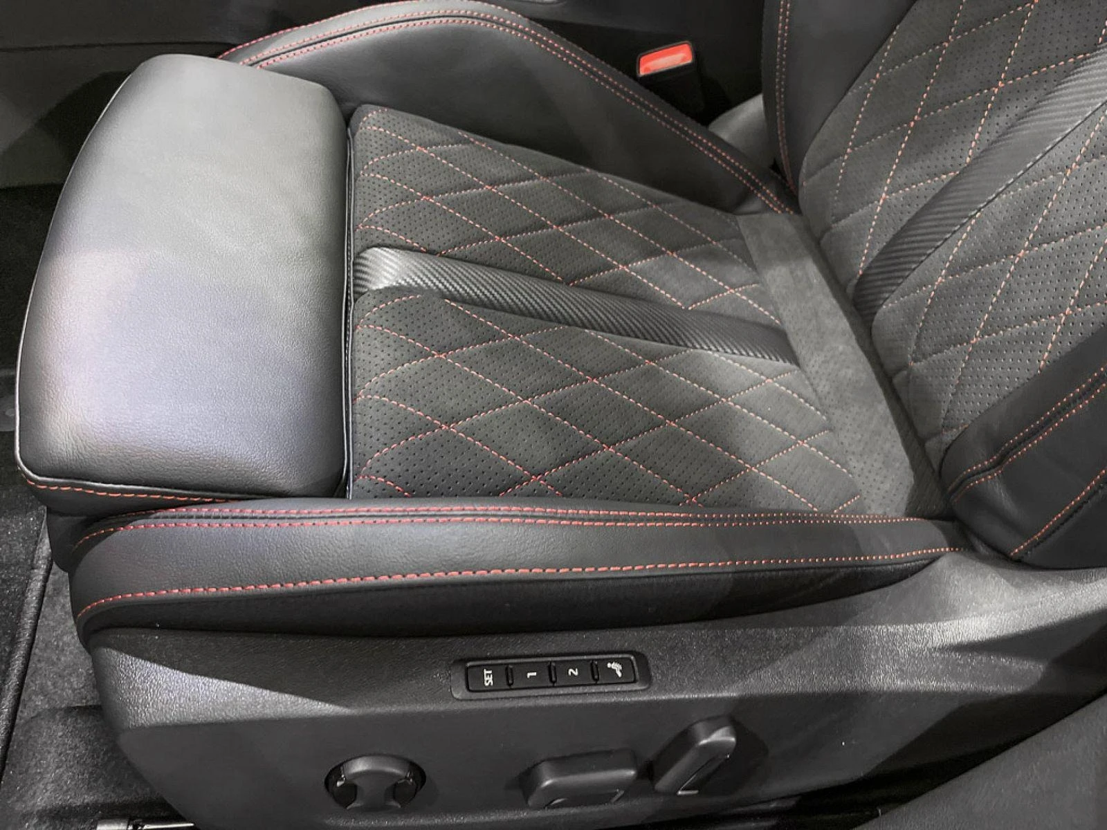 Skoda Octavia 2.0TDI* RS* MEMORY* HEAD-UP* KEYLESS* DISTR*  - изображение 4