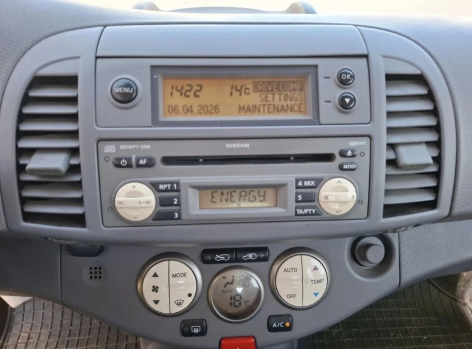 Nissan Micra 1.4i Автоматик, снимка 10 - Автомобили и джипове - 54116078