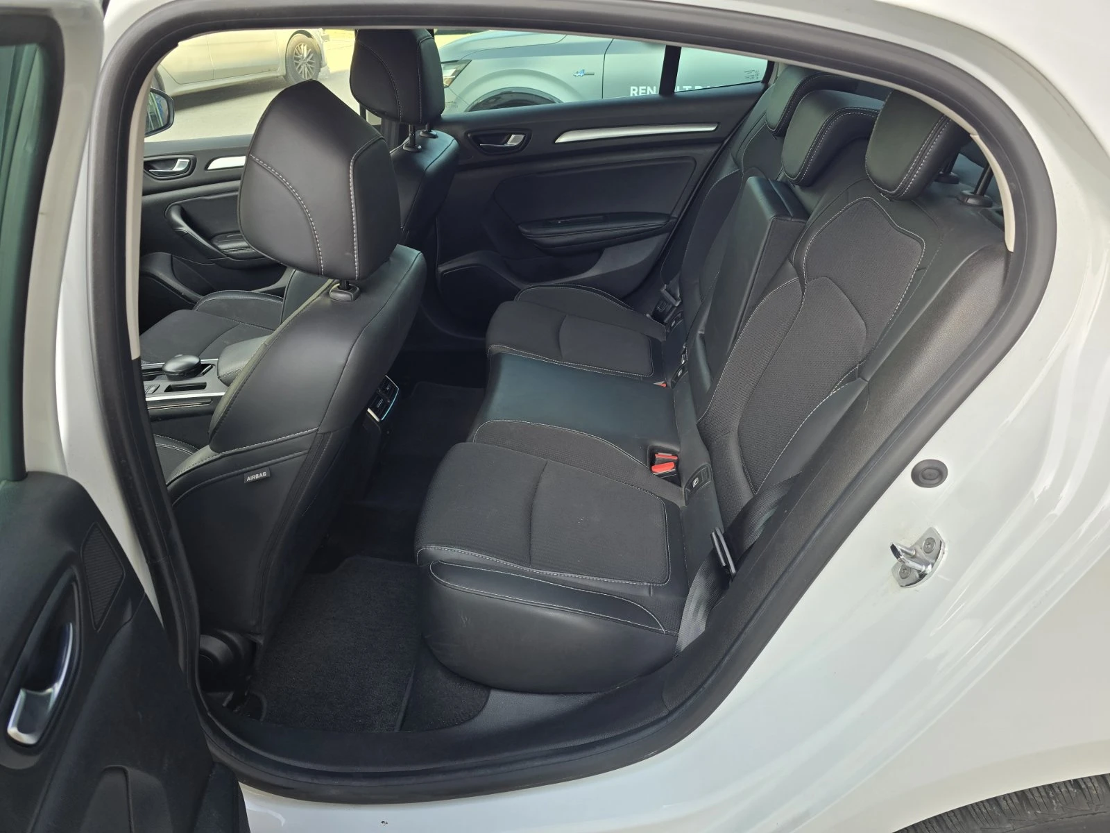 Renault Megane 1.3 TCe 140 EDC, снимка 13 - Автомобили и джипове - 55077674