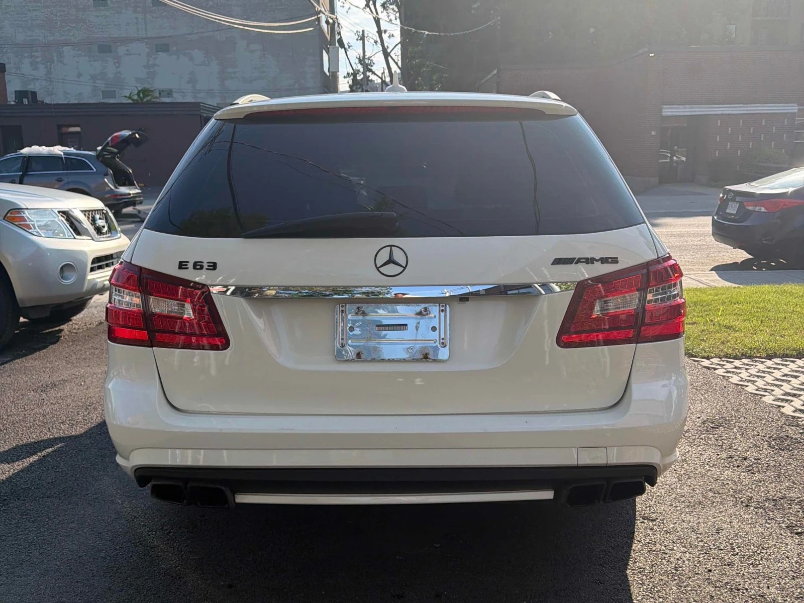 Mercedes-Benz E 63 AMG Рядко Изпълнение * АвтоКредит (ЦЕНА ДО БГ), снимка 4 - Автомобили и джипове - 56185736