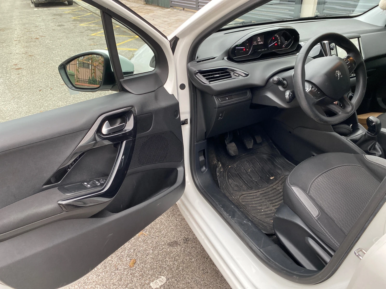 Peugeot 208 Active 1.6 HDi, снимка 10 - Автомобили и джипове - 56691695