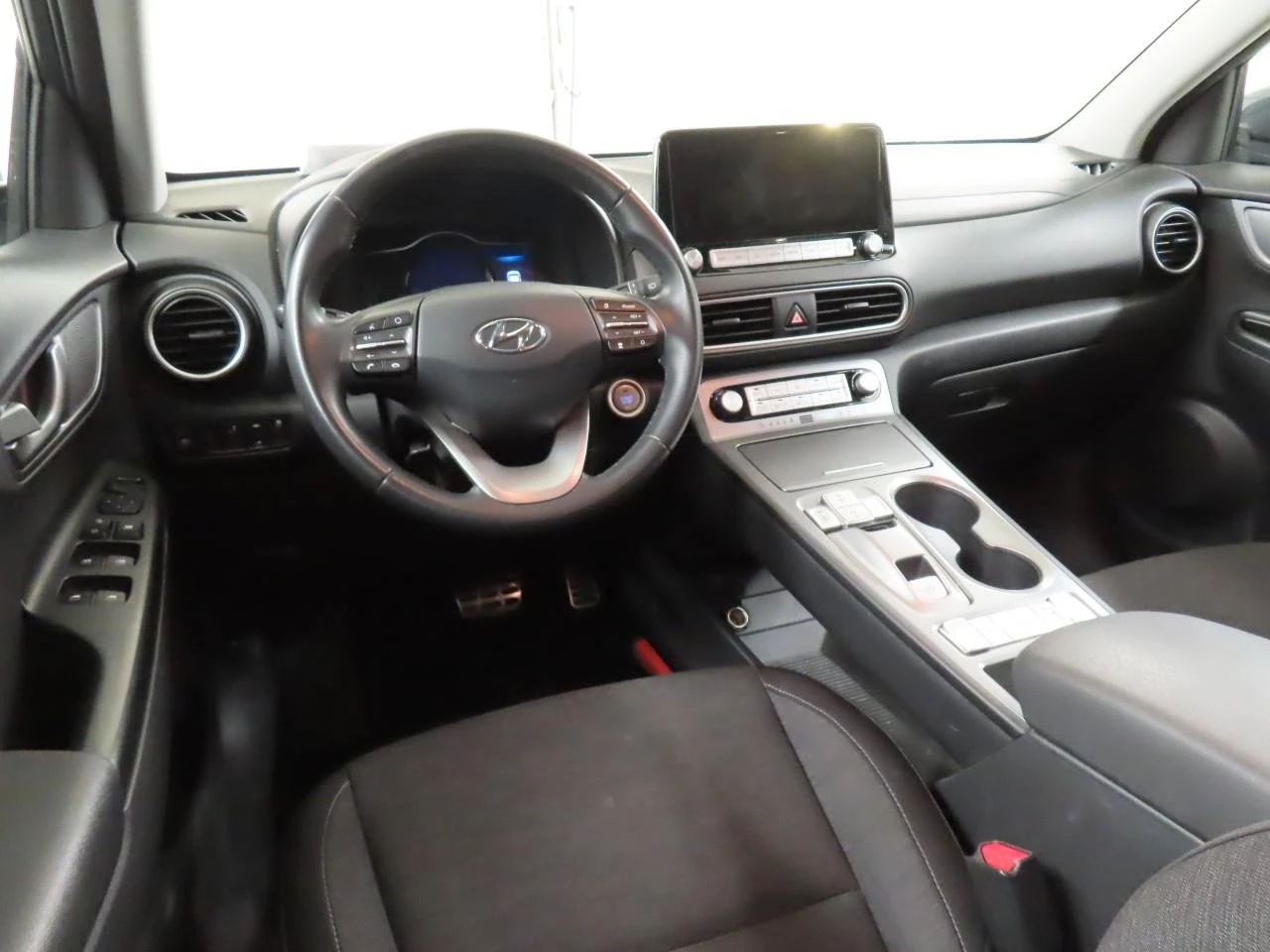 Hyundai Kona 64KWh BLUELINK/HEADUP/DISSTR/SOH100% - изображение 4