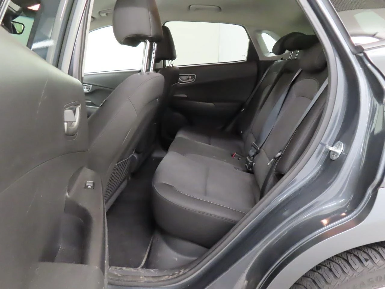Hyundai Kona 64KWh BLUELINK/HEADUP/DISSTR/SOH100% - изображение 6
