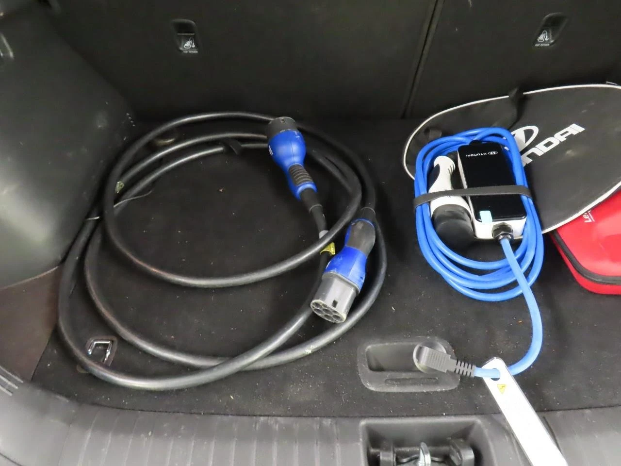 Hyundai Kona 64KWh BLUELINK/HEADUP/DISSTR/SOH100% - изображение 8
