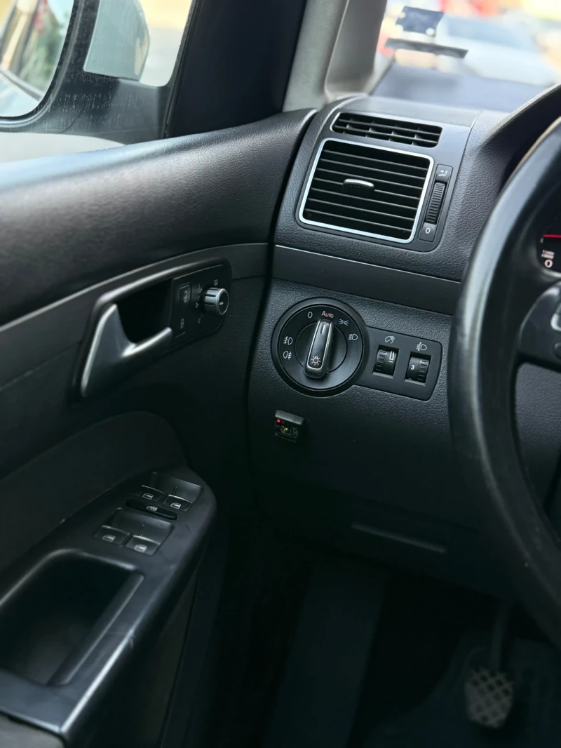 VW Touran 1.4 TSI 150hp, снимка 14 - Автомобили и джипове - 51149893
