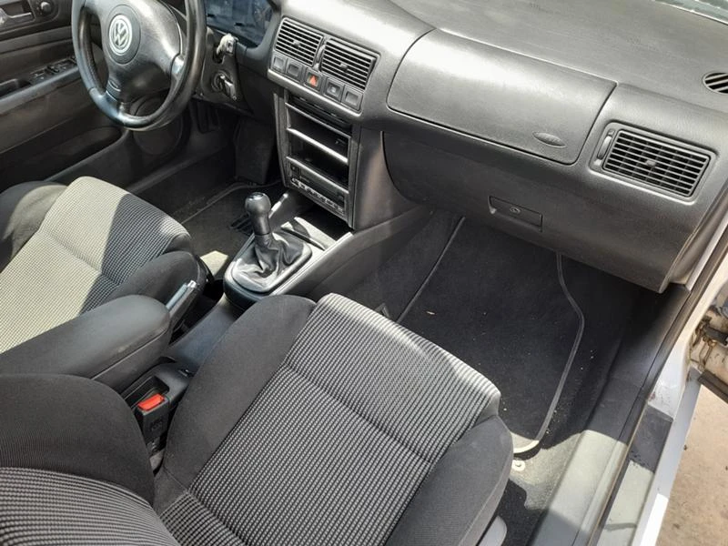 VW Golf 1.8, снимка 12 - Автомобили и джипове - 47180988