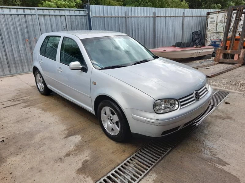 VW Golf 1.8, снимка 2 - Автомобили и джипове - 47180988