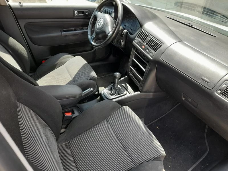 VW Golf 1.8, снимка 10 - Автомобили и джипове - 47180988