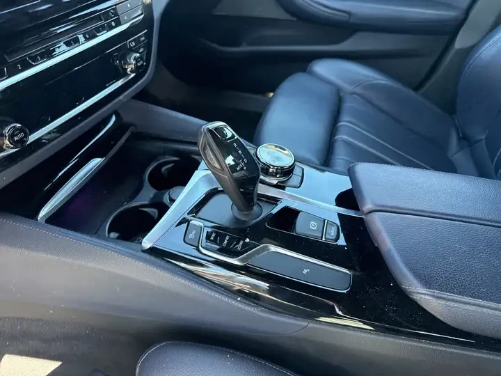 BMW 530 xDrive/M SPORT/PREMIUM ENHANCED/HEAD UP/H&K, снимка 13 - Автомобили и джипове - 55081992