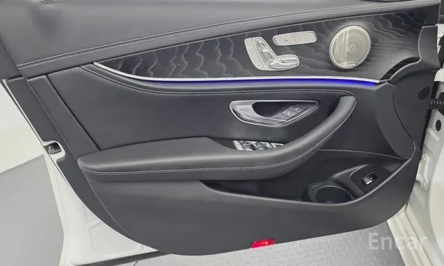 Mercedes-Benz E 220 D 4MATIC * AMG ПАКЕТ * FACELIFT * 360 * 27K KM * , снимка 11 - Автомобили и джипове - 56116843