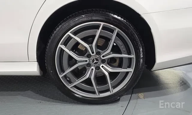 Mercedes-Benz E 220 D 4MATIC * AMG ПАКЕТ * FACELIFT * 360 * 27K KM * , снимка 5 - Автомобили и джипове - 56116843